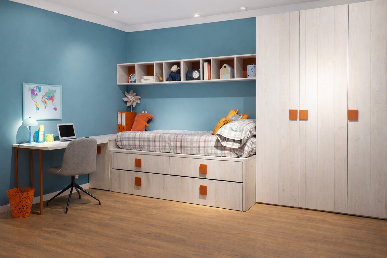 Dormitorio juvenil moderno con cama compacta y escritorio Dormitorio juvenil con cama compacta, escritorio y armario en tonos madera clara y azul