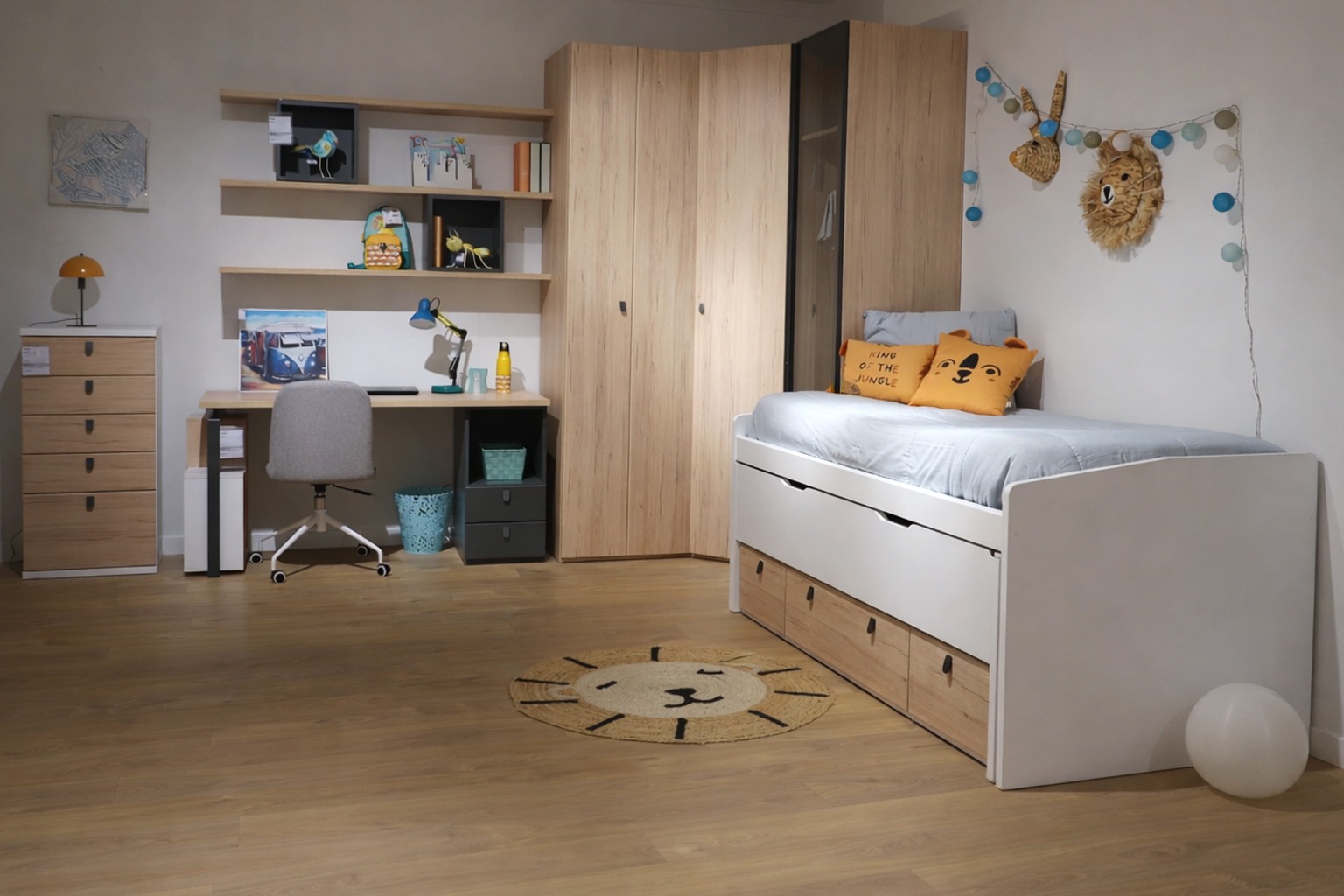 Dormitorio juvenil con cama nido y zona de estudio Dormitorio juvenil con cama nido, escritorio, estanterías y armario en madera clara
