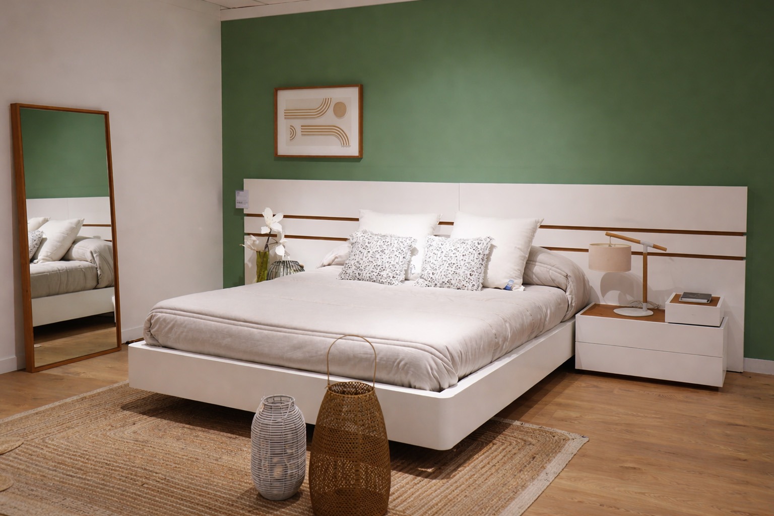 Dormitorio moderno con cama blanca y pared verde Dormitorio de matrimonio con cama blanca y cabecero frente a pared verde decorativa