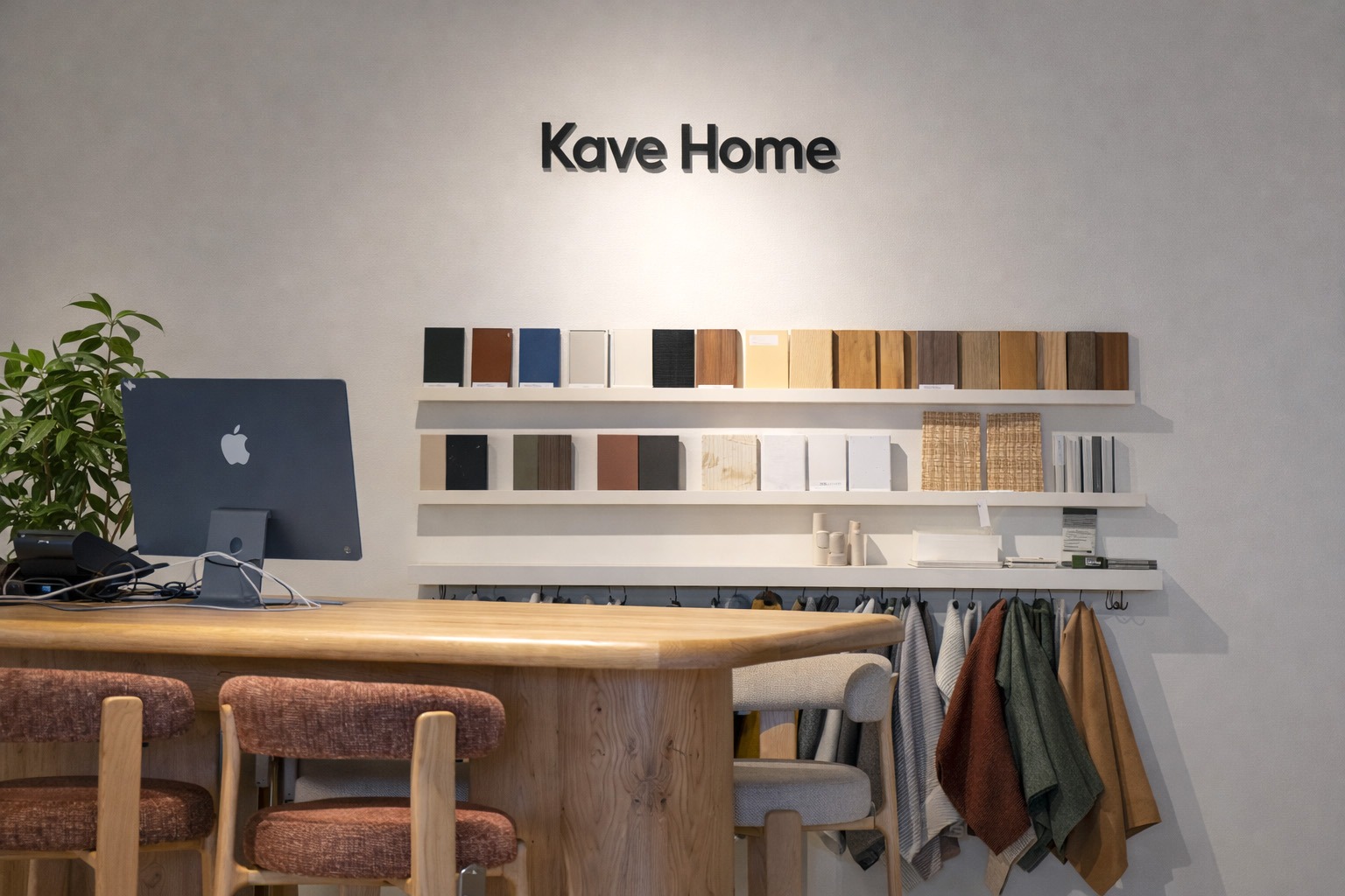 Espacio KaveHome en Centro Hogar Sánchez Motril Showroom Kave Home con mesa de madera, muestrario de materiales y zona de atención al cliente
