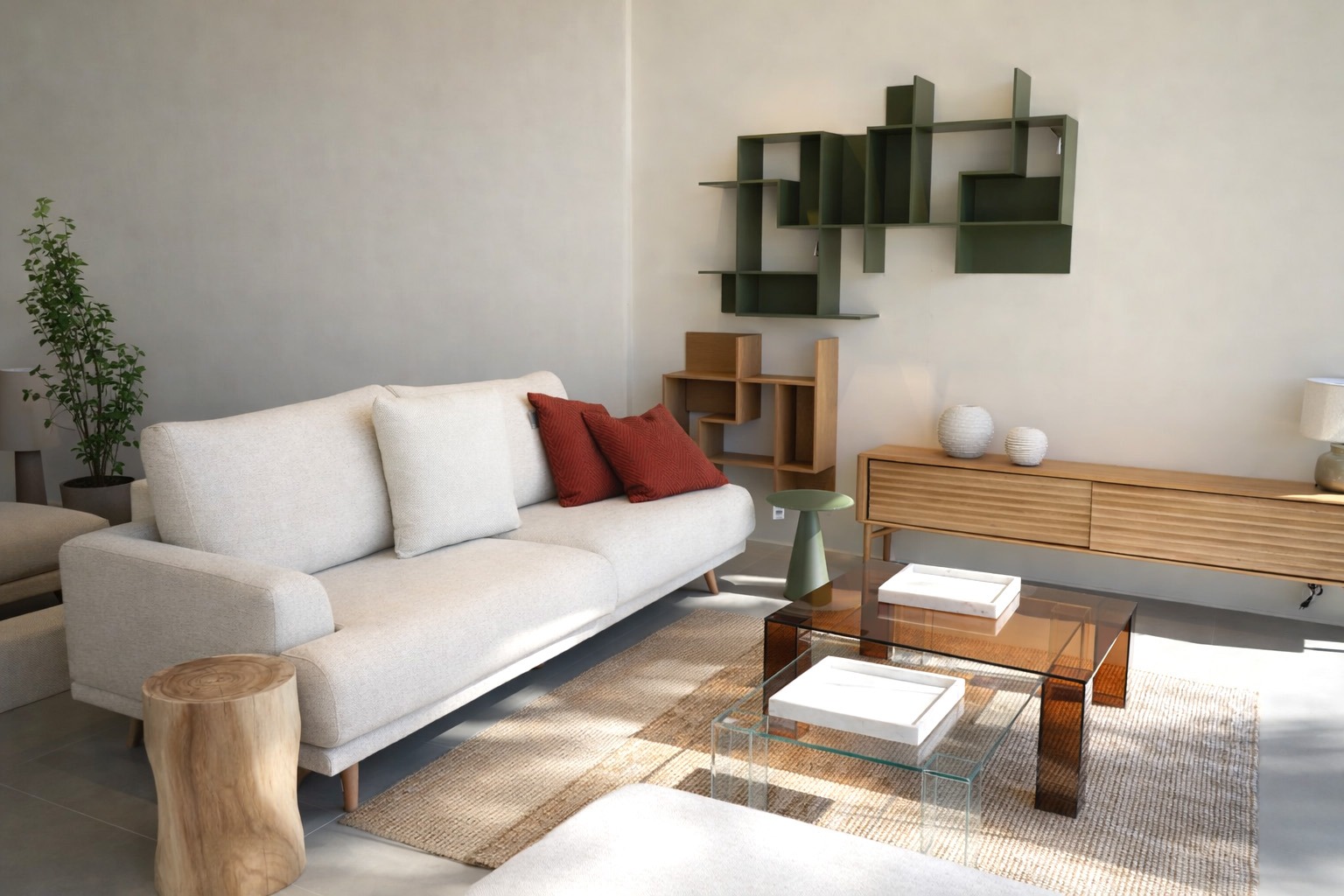 Salón contemporáneo con sofá beige y decoración minimalista en madera y tonos neutros Salón moderno con sofá beige, mesa de centro de cristal, muebles de madera y estantería decorativa en pared